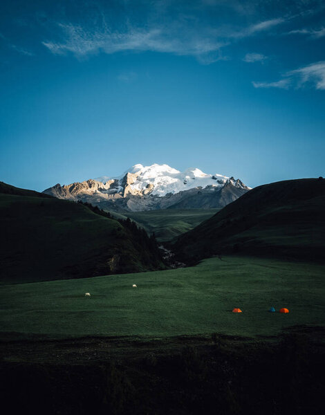 Вид с воздуха на красивые высокогорные снежные шапки и ландшафт лесных лугов в Китае
