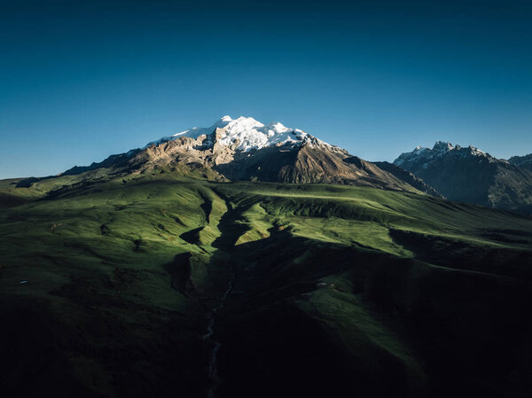 Вид с воздуха на красивые высокогорные снежные шапки и ландшафт лесных лугов в Китае