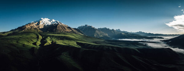 Вид с воздуха на красивые высокогорные снежные шапки и ландшафт лесных лугов в Китае