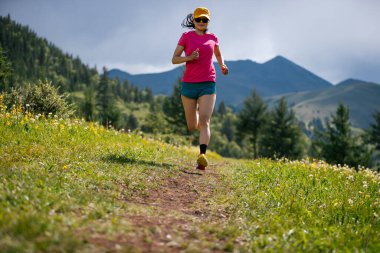 Yüksek rakımlı çayırlarda koşan bir patika koşucusu