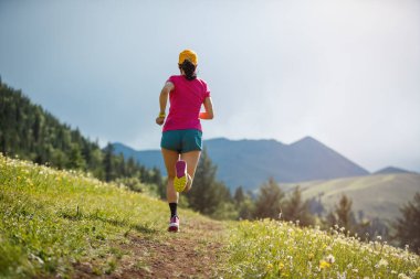 Yüksek rakımlı çayırlarda koşan bir patika koşucusu