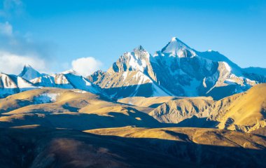 Güzel kar kaplı dağ manzaralı hava manzarası