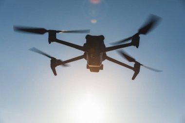 uçan silüeti robot hangi alarak fotoğraf gündoğumu deniz üzerinde