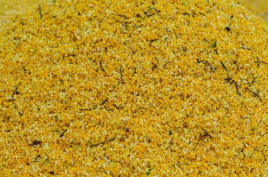 Sonbaharda Osmanthus çiçekleri hasat et.