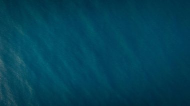 Güzel mavi deniz yüzeyi manzarası