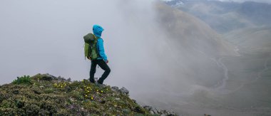 Dağın tepesinde gezen kadın.