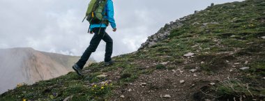 Dağın tepesinde gezen kadın.