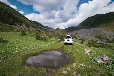 Sichuan, Çin, Toyota 'yı yüksek irtifa dağlarında yoldan çıkarmak.