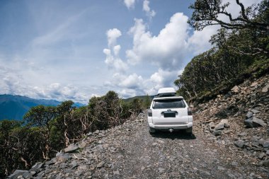 Sichuan, Çin. Toyota 'yı yüksek rakımlı dağlarda yoldan çıkarmak.