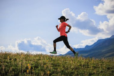 aktif koşucu görkemli dağlarda koşuyor  
