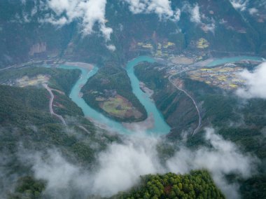 Çin 'in Yunnan eyaletindeki Nujiang nehrinin ilk körfezi
