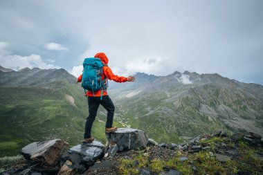 Yüksek irtifada tezahürat yapan bir kadın.