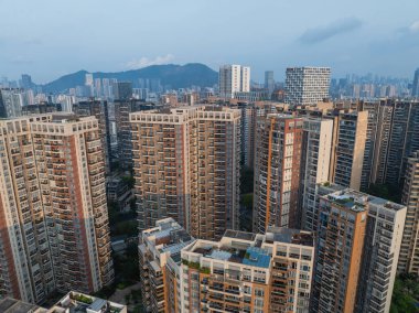 Yoğun şehir gelişimi, Shenzhen sokaklarını ve binalarını gösteriyor. Çin. 