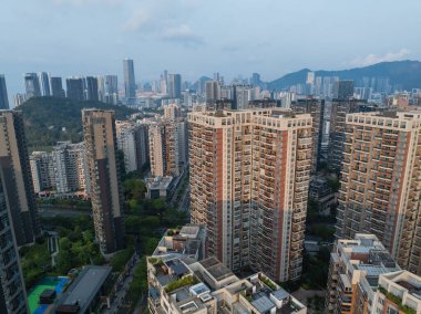 Modern ofis ve konut binalarıyla Shenzhen şehrinin hava manzarası 