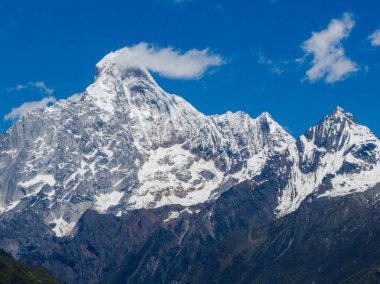 Çin, Sichuan 'daki görkemli Siguniang karlı dağının fotoğrafı..