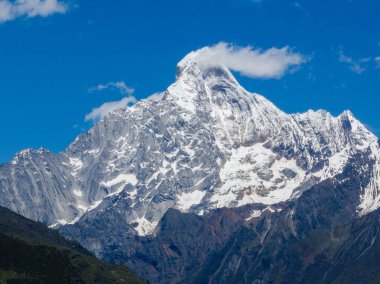 Çin, Sichuan 'daki görkemli Siguniang karlı dağının fotoğrafı..