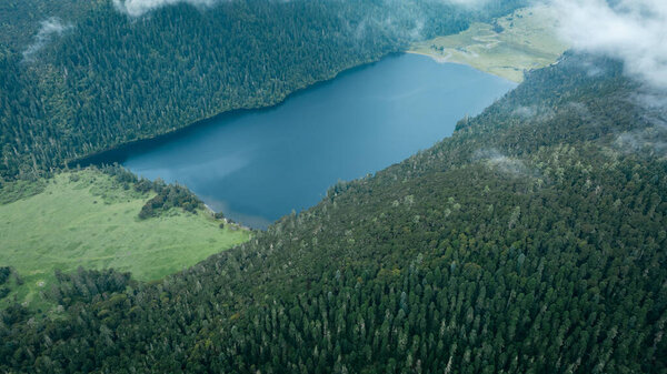 Вид с воздуха на красивый туманный лесной горный ландшафт