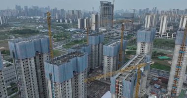 Tekrarlanan yatay mimari elementlere sahip modern yerleşim yerlerinin yüksek açılı görüntüsü.