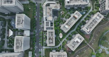 Büyük şehir binaları kompleks içinde uzanıyor