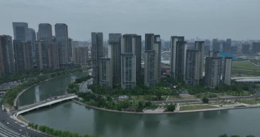 Modern yüksek binaların ve nehir kanallarının insansız hava aracı görüntüleri 