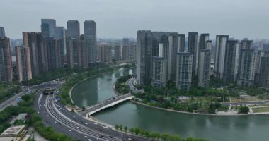 İnsansız hava aracı görüntüleri. Yoğun, modern yüksek binaların ve nehir kanallarının havadan görünüşü 