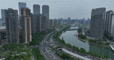 İnsansız hava aracı görüntüleri. Yoğun, modern yüksek binaların ve nehir kanallarının havadan görünüşü 