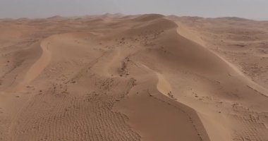 pürüzsüz, kırmızı-kahverengi çöl kum tepeleri kıvrımlı sırt