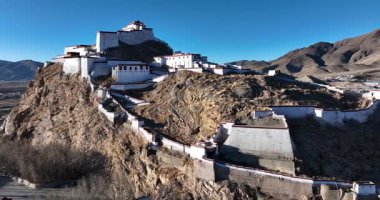 Tibet, Çin 'deki tepedeki antik tapınak.