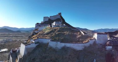 Çin, Tibet 'te bir tepede antik bir tapınak.