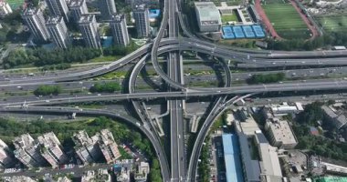 Modern bir şehirde çok katmanlı bir otoyol kavşağının havadan görünüşü