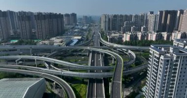 Modern bir şehirde çok katmanlı bir otoyol kavşağının havadan görünüşü