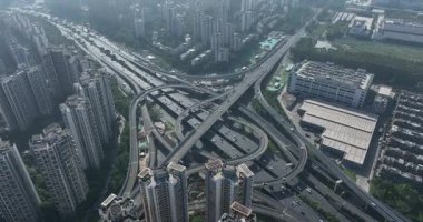 Modern bir şehirde çok katmanlı bir otoyol kavşağının havadan görünüşü