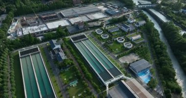 Geniş arıtma tankları olan modern bir su arıtma tesisinin havadan aşağı görüntüsü