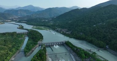 Çin bölgesi. Yeşil dağlarla çevrili bir nehri ikiye bölen Dujiangyan Weir 'ın manzarası. 