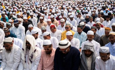 GUWAHATI, INDIA - 11 Nisan 2024 'te Müslümanlar, Hindistan' ın Guwahati kentindeki Eidgah 'ta Kurban Bayramı namazı kılmak için toplandılar. Dünyanın dört bir yanındaki Müslümanlar, Ramazan ayının sona erdiği bayramı kutluyorlar.