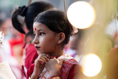 Bir eğitmen, 6 Nisan 2024 Cumartesi günü Guwahati 'de Rongali Bihu festivali öncesinde bir atölyede bihu dansı öğretirken dans eder.. 