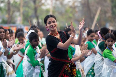 Bir eğitmen, 6 Nisan 2024 Cumartesi günü Guwahati 'de Rongali Bihu festivali öncesinde bir atölyede bihu dansı öğretirken dans eder.. 