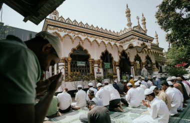 Müslüman dindarlar kutsal Ramazan ayının ilk cuma namazını 15 Mart 2024 'te Hindistan' ın Guwahati kentinde bir camide kılarlar. Ramazan ayının ilk cuma günü camiler genellikle Cuma özel kongresi için toplanan ibadet edenlerle doludur.