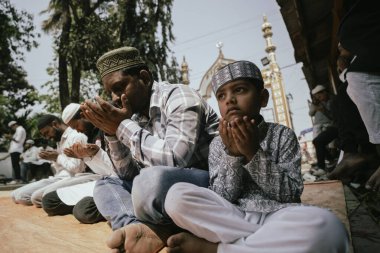 Müslüman dindarlar kutsal Ramazan ayının ilk cuma namazını 15 Mart 2024 'te Hindistan' ın Guwahati kentinde bir camide kılarlar. Ramazan ayının ilk cuma günü camiler genellikle Cuma özel kongresi için toplanan ibadet edenlerle doludur.