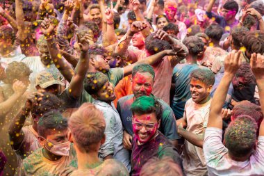 25 Mart 2024 'te Hindistan' ın Guwahati kentinde düzenlenen Hindu renk festivali, Holi 'yi kutlarken müzik eşliğinde dans edenler. Holi, aynı zamanda Renkler Festivali ya da Bahar Festivali olarak da bilinir.