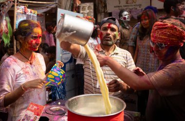 Holi festivali sırasında sokakta bhang lassi satan bir kişi, 25 Mart 2024 'te Hindistan' ın Guwahati kentinde düzenlenen Hindu renk festivali. Holi, aynı zamanda Renkler Festivali ya da Bahar Festivali olarak da bilinir.