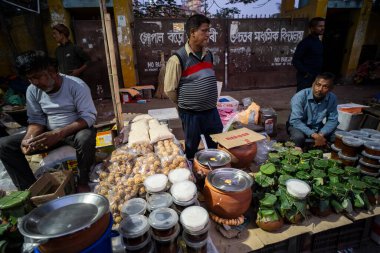 13 Ocak 2024 'te Hindistan' ın Guwahati kentinde düzenlenen Magh Bihu Festivali öncesinde, pazarda geleneksel Assamese yemekleri satan tedarikçi. Magh Bihu hasat mevsiminin, özellikle de çeltik tarlasının hasat mevsiminin sonuna işaret ediyor..