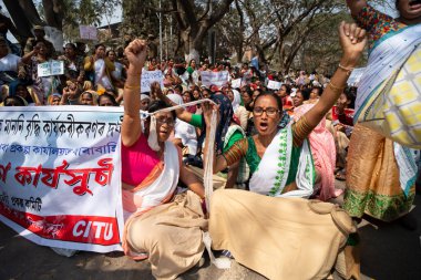 Binlerce Anganwadi çalışanı 26 Şubat 2024 'te Guwahati, Assam, Hindistan' da maaşlarına zam talebiyle bir protesto düzenleyerek slogan attılar..