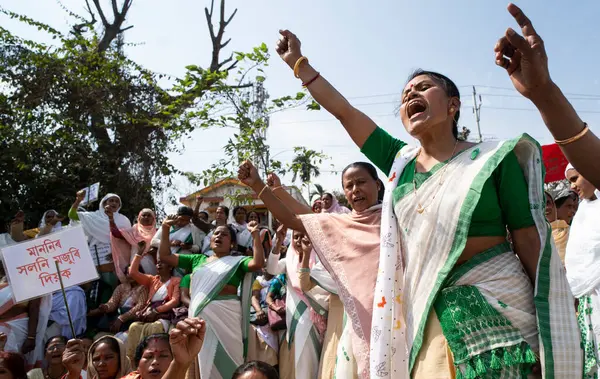 Binlerce Anganwadi çalışanı 26 Şubat 2024 'te Guwahati, Assam, Hindistan' da maaşlarına zam talebiyle bir protesto düzenleyerek slogan attılar..