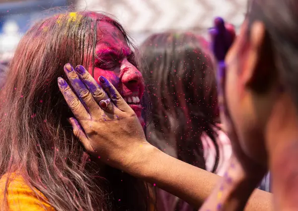 2024年3月25日 在印度阿萨姆邦瓜瓦哈蒂举行的印度教春季彩色节上 狂欢者们在街头庆祝霍利舞时 伴随着音乐的节拍跳舞 图库图片