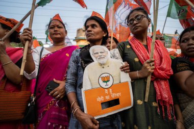 Bharatiya Janata Partisi (BJP) destekçileri, 29 Nisan 2024 'te Hindistan' ın Guwahati kentinde düzenlenen Genel Seçimler öncesinde, Birlik İçişleri Bakanı Amit Şah 'ın bir yol gösterisini izlemek üzere geldiklerinde Narendra Modi' nin bir kesimini gerçekleştirdiler.. 