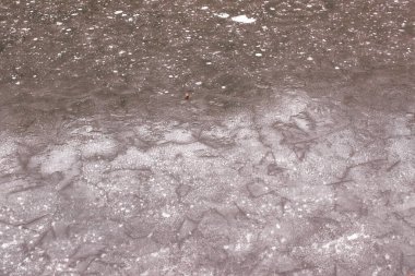 Ormandaki donmuş göl