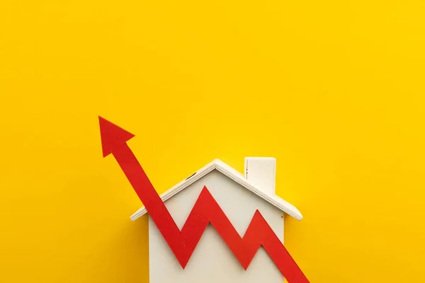 生活費の上昇 住宅ローンインフレ率の上昇 赤い矢の家 — ストック写真