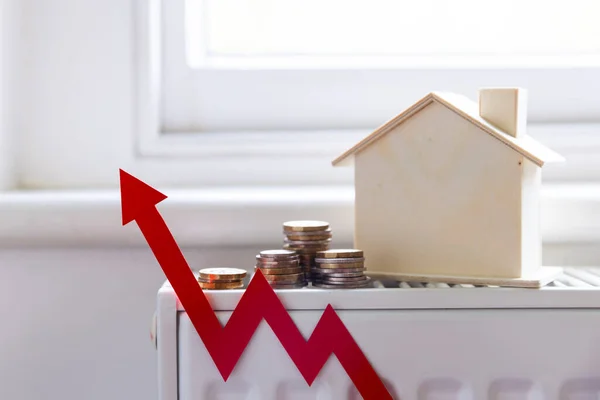 住宅暖房費が増加します 暖房用ラジエーターの家と赤い矢印 — ストック写真