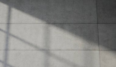 Somut modern iç mekan. Boş duvarlar ve güneş ışığı gölgeler oluşturur. 3B Hazırlama.